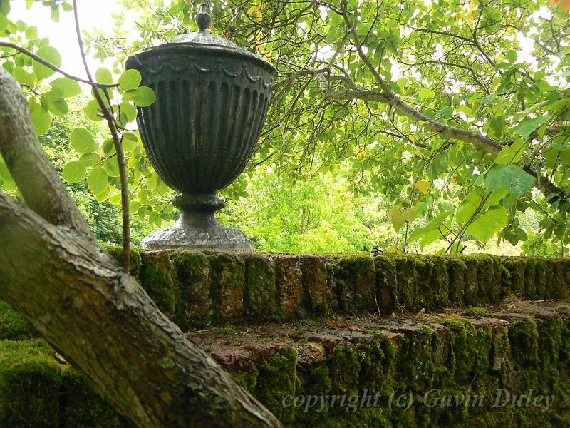 Urn, Sissinghurst Castle gardens P1120835.JPG